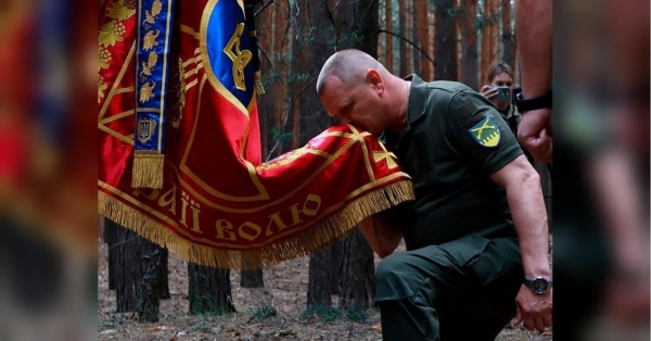 Донедавна Збройні Сили України не мали свого графічного стилю. Зараз цю прогалину заповнено. З автором графічного стилю ЗСУ Тарасом Іщиком кореспондент «ФАКТІВ» зустрівся на виставці «Вдягаю піксель. Історії тих, хто обрав боротьбу», яку провело нещодавно в рамках Міжнародного фестивалю «Книжковий арсенал» Управління стратегічних комунікацій Генерального штабу ЗСУ. Тарас став одним з героїв цієї виставки. Ми попросили його розповісти, зокрема, про те, що варто змінити у символіці українського війська. Хрест ЗСУ схожий на георгіївський, написи на бойових знаменах зроблені російською «іжицею»: що варто змінити у військовій символіці - INFBusiness