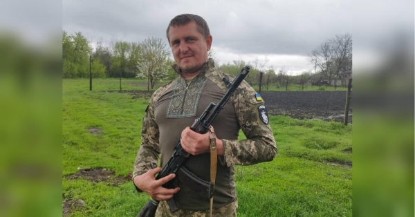 «Коли опускали труну з братом, впала на коліна й закричала «Слава Україні!»: рятуючи побратимів, загинув Максим Сорока з Донеччини - INFBusiness