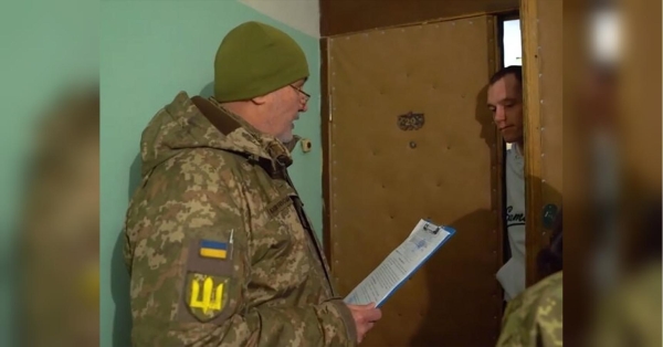 Певно, через збільшення кількості «непорозумінь» між військовозобов'язаними та співробітниками ТЦК уряд затвердив форму службового посвідчення, яке уповноважені представники повинні пред'явити під час вручення повістки. Просто так повістку не беріть: які документи повинна пред’явити уповноважена особа - INFBusiness