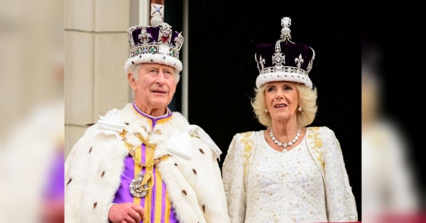 Король Чарльз, який нещодавно відзначив свій офіційний день народження традиційним парадом у центрі Лондона, з'явився на новому королівському портреті, який був випущений з нагоди Дня збройних сил. Фотографія була зроблена Хьюго Бернандом у листопаді 2023 року і зображує монарха у Великому коридорі Віндзорського замку у повній військовій формі, що складається з парадного мундира фельдмаршала № 1, медалей, меча та відзнак. На фото Чарльз сидить у зеленому кріслі, пише Hellomagazine. Король Чарльз та королева Камілла з'явилися на новому портреті та відео з нагоди Дня збройних сил - INFBusiness