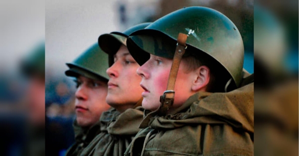 Десятки тисяч засуджених чоловіків були звільнені, щоб воювати в Україні. Невідомо, чи означає невеликий контингент жінок-добровольців, звільнених з в'язниці, більш широке використання жінок-солдатів. За словами двох колишніх ув'язнених, які підтримують зв'язок з тими, хто все ще перебуває там, наприкінці травня росія звільнила групу жінок з в'язниці для участі у бойових діях в Україні, що може свідчити про новий етап у використанні кремлем кримінальних злочинців у своїх військових діях. росія звільняє ув’язнених жінок для участі у війні в Україні - INFBusiness