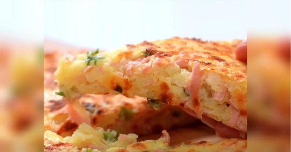 Українським господиням доводиться так багато працювати протягом дня, що на приготування вечері улюбленій родині сил часто вже не залишається. На допомогу їм поспішає красуня-блогерка з «ляльковим» голосом Alina FooDee, яка пропонує швидкий рецепт диво-вечері на основі звичної картоплі. Рецепт смачної вечері від красуні-блогерки FooDee: просто візьміть картоплю, яйця і трохи ковбаси (відео) - INFBusiness