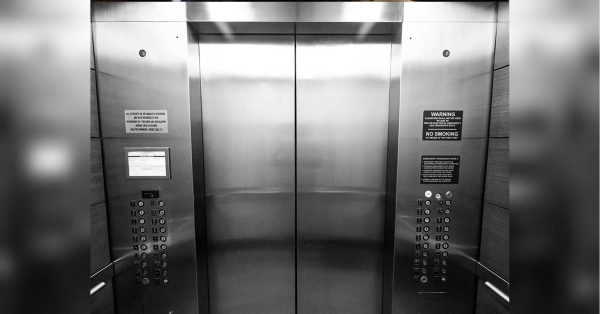 Масштабні удари рф призводять до постійних знеструмлень житлового сектору, а це провокує людські жертви. Про один з таких випадків розповіли у Поліції Київської області. Літній чоловік загинув під час спроби вибратися з ліфта, який зупинився після відключення електрики - INFBusiness