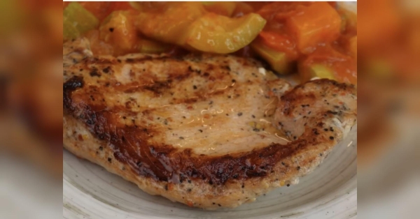 Як і блогерка Alina FooDee, кулінарка Наталія Калніна поділилася рецептом швидкої і смачної вечері, яку приготувати під силу навіть господині-початківці. Стейки з овочевим рагу: кулінарка розповіла, як швидко приготувати смачну вечерю - INFBusiness