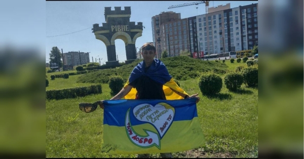 Петро Скрипка свого часу служив у складі третьої штурмової бригади, проте через захворювання довелось розпрощатись зі службою. Та чоловік знайшов досить оригінальний спосіб допомагати армії. Щоби зібрати кошти на необхідну амуніцію, майже рік він проводить марафони, самотужки долаючи чималі дистанції. Загалом він зібрав майже 2,5 мільйона гривень. Попри проблеми зі здоров'ям, зізнається ветеран, проходитиме кілометри, доки це буде потрібно. «Лікарі забороняють мені це робити»: ветеран, якого комісували через важку хворобу, влаштовує марафони та збирає кошти для ЗСУ - INFBusiness