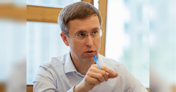 Україна готується повністю заблокувати імпорт нафтопродуктів, що постачаються морем, з Румунії. І диктувати цю стратегію стала компанія «Укрнафта», яка на 50% належить державі. Про це у своїй статті написав журналіст румунського видання Economica Іон Добреану. Глава «Укрнафти» та наближений до нього бізнесмен лобіюють постачання в Україну російської нафти, — ЗМІ - INFBusiness