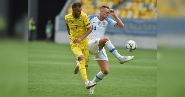 У п'ятницю, 21 червня, збірна України з футболу, яка програла з розгромним рахунком Румунії (0:3), проведе у Дюссельдорфі матч групового етапу Євро-2024 проти команди Словаччини, що сенсаційно перемогла Бельгію (1:0). Арбітр зустрічі — 39-річний Майкл Олівер з Англії. На яких каналах дивитись сьогодні онлайн Словаччина — Україна: розклад трансляцій та прогноз на матч Євро-2024 - INFBusiness