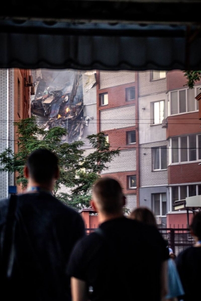 Російський ворог продовжує тероризувати Дніпропетровську область, де вчора було пряме влучання ракетою по багатоповерхівці в обласному центрі. 1