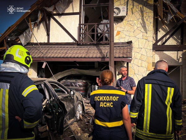 Росіяни продовжують обстрілювати Україну. У неділю, 23 червня, в Києві та низці областей України було оголошено повітряну тривогу через чергову ворожу ракетну атаку. Пізніше повідомлялося про вибухи у Києві, працювала ППО. 1