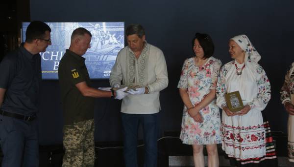 Музею війни передали на довічне зберігання унікальний рукописний збірник «Пісні волі» - INFBusiness