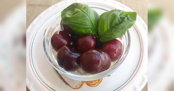 Ягідні десерти гарні та смачні. І зараз саме їхній час. Полуниця, суниця, вишня, черешня мають смак, на який чекаєш цілий рік. Ці ягоди можна поєднувати в десертах із морозивом та зі збитими вершками. З них можна готувати желе. А ще дуже смачні ягідні салати. До речі, у ресторанах вони недешеві. А приготувати такий салат удома дуже просто й до того ж бюджетно. Подавайте його в піалі або келиху. Черешньово-вишневий десерт із зеленим базиліком: незвичайно та смачно - INFBusiness
