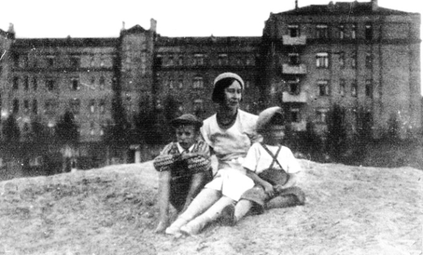 Українська художниця і письменниця Алла Гербурт-Гейбович біля Будинку «Слово» 1