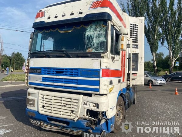 У Кривому Розі, який нещодавно росіяни обстріляли ракетами, сталася ДТП за участю вантажівки та маршрутного таксі. 1