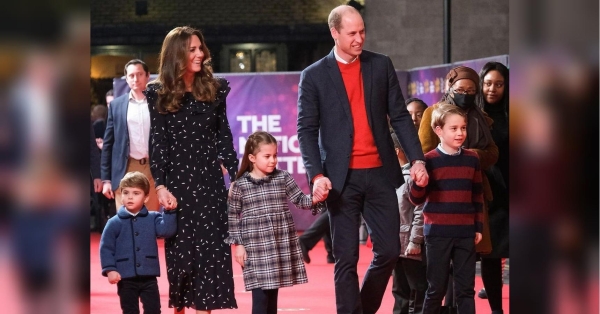 Принц і принцеса Уельські живуть за суворими протоколами як члени королівської родини. Протоколи стосуються також їхніх трьох дітей: 10-річного принца Джорджа, дев'ятирічної принцеси Шарлотти та шестирічного принца Луї. Однак королівські батьки створили й власні правила, коли справа доходить до виховання, і вплив їхньої няні дається взнаки в цьому підході, пише Hellomagazine. Це слово суворо заборонено: як виховують своїх дітей принц Вільям та принцеса Кейт - INFBusiness