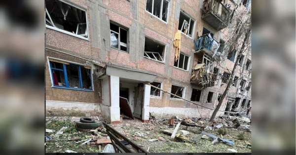 Вранці святкового Дня Конституції України російські терористичні війська завдали ударів по Торецькій громаді на Донеччині. Найбільше постраждало містечко Нью-Йорк. Росіяни розбомбили п'ятиповерхівку у Нью-Йорку: четверо загиблих - INFBusiness