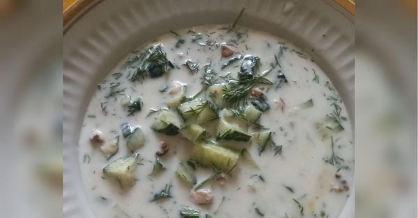 В цій страві інгредієнти дуже прості, готується легко та швидко, виходить смачно. Зазвичай подається перед другими стравами. До таратору іноді подають колотий лід. А можна тримати в холодильнику, ділиться кулінарка Оксана Канещук. Нагадаємо рецепт окрошки на айрані. Болгарський таратор: холодний суп для спекотного літа - INFBusiness