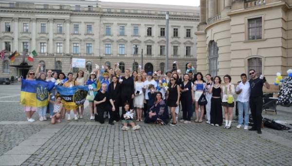 Українська художниця провела в Берліні перформанс у пам'ять про загиблих від війни дітей - INFBusiness