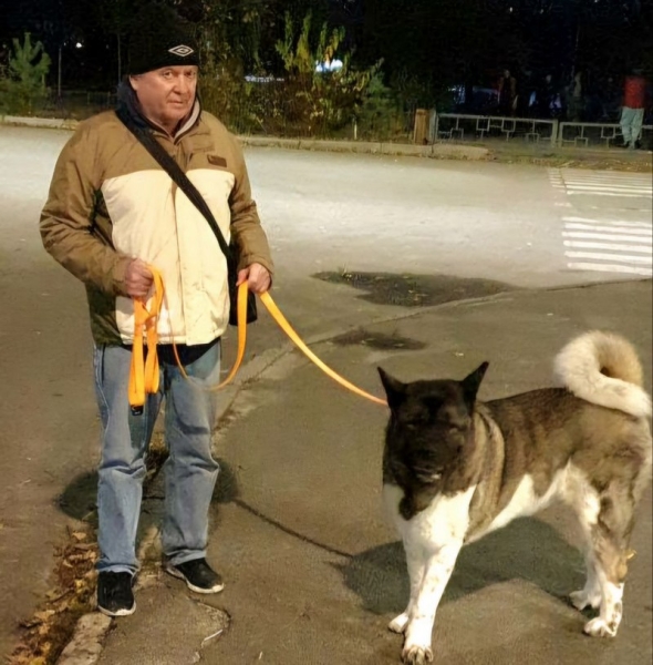 У Києві вже майже пів року шукають зниклого безвісти Довгого Анатолія Миколайовича. 67-річний чоловік зник в районі станції метро «Лівобережна». Він повертався з роботи та вийшов на станції «Гідропарк», щоби прогулятися, й рухався у напрямку моста Патона. Про це «ФАКТАМ» повідомили у родині Довгих. 1