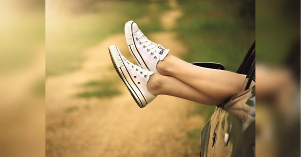 Зубну пасту, окрім прямого її застосування, господині часто використовують під час прибирання. Наприклад, якщо змішати пасту з пивом, то нею можна легко видалити вапно на раковинах та кранах. Легко, швидко і бюджетно: як почистити білі кросівки влітку - INFBusiness