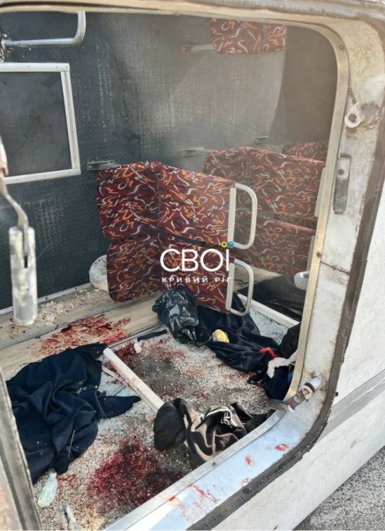 У Кривому Розі, який нещодавно росіяни обстріляли ракетами, сталася ДТП за участю вантажівки та маршрутного таксі. 1