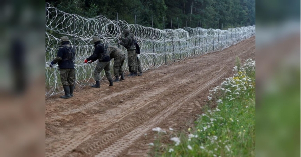 Міністр закордонних справ Польщі Радослав Сікорський в ефірі TVN24 повідомив про можливість закриття усіх пунктів пропуску на кордоні з білоруссю. На запитання, чи може Польща домогтися чогось від білоруської сторони, він відповів, що «у нас все ще функціонують прикордонні переходи». Нагадаємо, раніше повідомлялося, що Китай поставив лукашенку дипломатичний ультиматум, адже закриття кордонів з ЄС загрожує китайському транзиту товарів до ЄС залізницею. «Щоб наслідки відчув лукашенко, а не ми»: у Польщі думають про закриття кордонів з білоруссю - INFBusiness