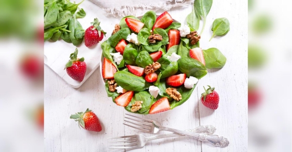 Розпочався довгоочікуваний сезон полуниці. Це, безсумнівно, королева літа, найсмачніші та найбажаніші ягоди. І поки вони з нами, насолоджуймося їхнім смаком та ароматом. А почати можна зі смачного салату, пише Fakt. Kuchnia. Легкий салат з полуницею та фетою: настільки смачний, що можна їсти знову і знову - INFBusiness