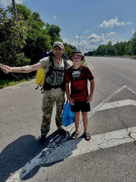 "Я вкотре переконався, що в нас щедра та милосердна нація. Бо за день разів зі сто тобі запропонують воду, їжу, підвезти чи надати житло", - розповів Петро Скрипка 1