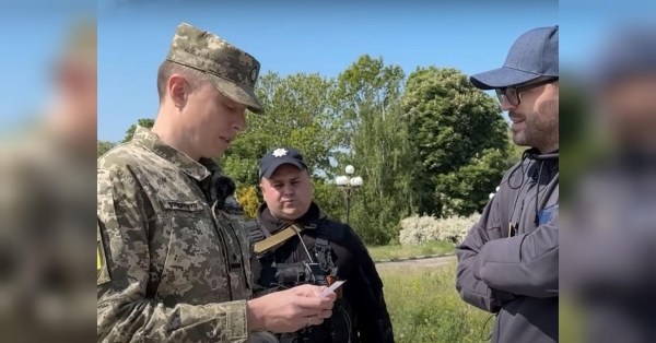 Намагаючись «перевиконати» план з кількості мобілізованих, деякі співробітники ТЦК поводяться нецивілізовано й не до кінця знають свої обов'язки та права. Залишають без зв’язку з рідними: чи має право ТЦК забирати телефон — відповідь юристів - INFBusiness