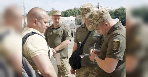 Після того як набув чинності новий закон про мобілізацію, представники ТЦК отримали право вручати повістки військовозобов'язаним чоловікам практично в будь-якому громадському місці. Повістку можете не брати: названо умову, за якої чоловік має право відмовитись від розмови з представниками ТЦК - INFBusiness