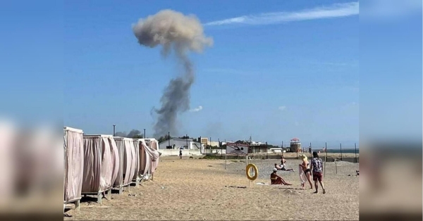 Відрізати Крим за допомогою ракетної атаки було б настільки незручно й дорого для путіна, що це варто реалізувати. Півострів — тотемний, стратегічно важливий, «непотоплюваний авіаносець» путіна — починає виглядати непридатним для плавання. Його живлять чотири основні артерії. Зі сходу — Кримський автомобільний та залізничний міст та дві поромні переправи. На півночі, частково у відповідь на попередні атаки, — залізнична колія. Там теж є нормальні дороги, але вони менш придатні для переміщення великих вантажів з пункту А в пункт Б. Перекрийте ці артерії, і ви, можливо, не потопите судно, але залишите його без двигунів, зброї та продовольства. Про це пише колишній офіцер Королівського флоту Великої Британії Том Шарп. Символічний міст вже двічі піддавався атакам: один раз вантажівкою, наповненою вибухівкою, а другий — безекіпажними надводними суднами. Обидві атаки призвели до пошкоджень і рахунків за ремонт, але жодна з них не була вирішальною. «путін знає, що це станеться»: британський аналітик про новітню зброю України - INFBusiness