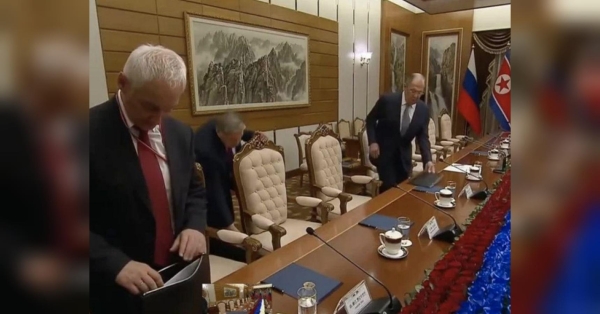 Диктатору рф путіну настільки потрібна зброя та боєприпаси від КНДР, що він навіть ладен терпіти презирливе ставлення до своїх міністрів від чиновників Пхеньяну під час свого візиту до Північної Кореї. «Витирають ноги» не тільки китайці: лаврова, бєлоусова та інших міністрів рф вигнали із зали засідань у Пхеньяні - INFBusiness