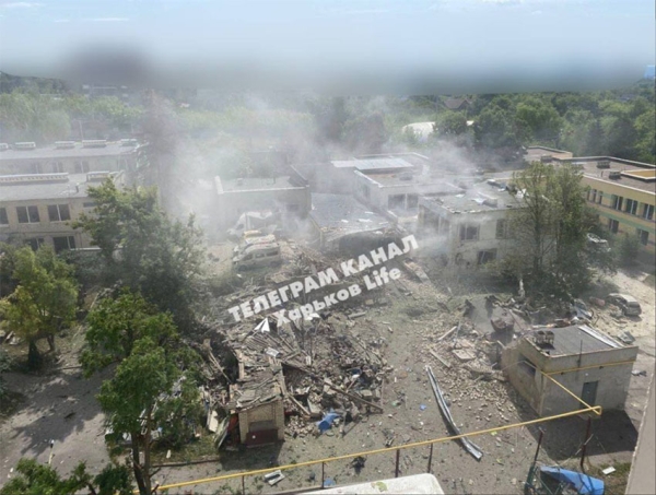 Російські агресори продовжують завдавати ударів по Харкову керованими авіабомбами. У православне свято близько 15:00 стався приліт у приватному секторі міста. 1