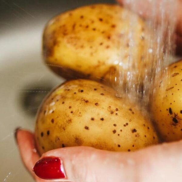 Як швидко почистити картоплю – як легко почистити…
