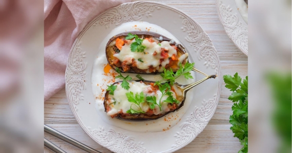 Якщо взяти зовсім маленькі баклажани, вийде чудова закуска, а якщо великі — основна страва. Баклажани можна нафарширувати не лише м’ясним соусом, а й тушкованими овочами або нутом з томатним соусом, або ж приготувати рулет з баклажанів, ділиться фудблогерка Світлана Климовська. Фаршировані баклажани: смачна та дієтична вечеря - INFBusiness