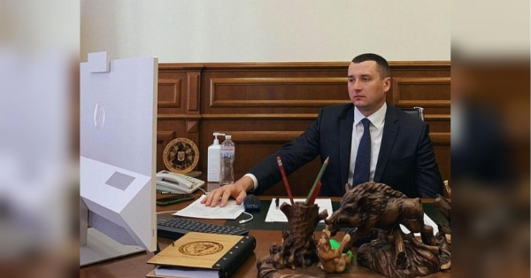 Генеральний директор державного підприємства «Ліси України» Юрій Болоховець, якому підпорядковуються всі лісові господарства країни, здійснив самозахоплення земельної ділянки в Чернігівській області, де побудував незадекларований будинок, веде незаконний туристичний бізнес, а також в часи, коли очолював Ніжинський лісгосп, віддав десятки тендерів на 33 млн грн своєму адвокату. Гендиректор ДП «Ліси України» «злив» тендери на десятки мільйонів своїй людині, — ЗМІ - INFBusiness