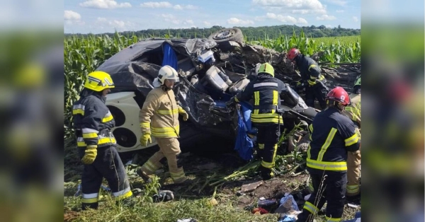 На Рівненщині сталася жахлива ДТП. Автоцистерна зіткнулася із маршрутним мікроавтобусом. 14 осіб загинуло, серед них 6-річна дитина. Одна жінка вижила, медики борються за її життя. Про це повідомив міністр внутрішніх справ Ігор Кліменко. У страшній ДТП на Рівненщині загинули 14 людей (фото 18+) - INFBusiness