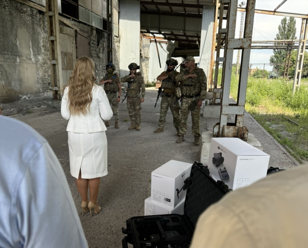 9 липня найстаріша нині парламентська партія України «Батьківщина» відзначила 25-річний ювілей. Як і чверть століття тому, «Батьківщина» не сходить з наміченого ще на початках курсу — допомагати людям, підтримувати та відстоювати їхнє право жити у вільній та незалежній країні. Ювілейний рік не став винятком, і з нагоди річниці партія замість святкувань здійснила масштабну місію — направила 25 вантажів гуманітарної та військової допомоги з 25 регіонів України. 1