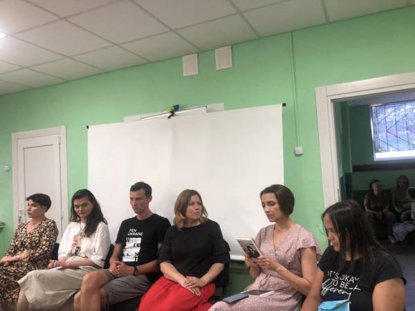 На Харківщині вшанували пам'ять убитих Росією письменників Амеліної та Вакуленка - INFBusiness