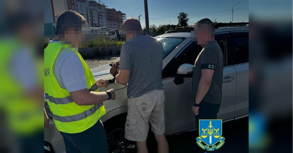 У переддень закінчення терміну оновлення облікових даних у Києві викрили організатора схеми переправлення військовозобов’язаних чоловіків через кордон під виглядом перевізників. Ухилянти під виглядом перевізників: у Києві затримали організатора злочинної схеми - INFBusiness