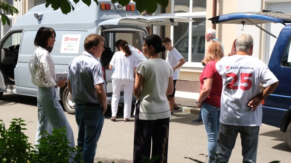 9 липня найстаріша нині парламентська партія України «Батьківщина» відзначила 25-річний ювілей. Як і чверть століття тому, «Батьківщина» не сходить з наміченого ще на початках курсу — допомагати людям, підтримувати та відстоювати їхнє право жити у вільній та незалежній країні. Ювілейний рік не став винятком, і з нагоди річниці партія замість святкувань здійснила масштабну місію — направила 25 вантажів гуманітарної та військової допомоги з 25 регіонів України. 1