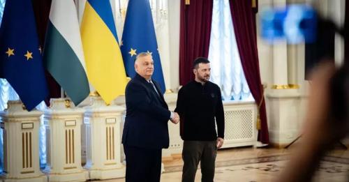 Президент Володимир Зеленський зустрівся з угорським прем'єрміністром Віктором Орбаном, який приїхав до Києва з неанонсованим візитом вперше з 2012 року. Про це сам прем'єр написав у Фейсбуці, опублікувавши спільний знімок з українським лідером. Зеленський зустрівся з Орбаном у Києві - INFBusiness