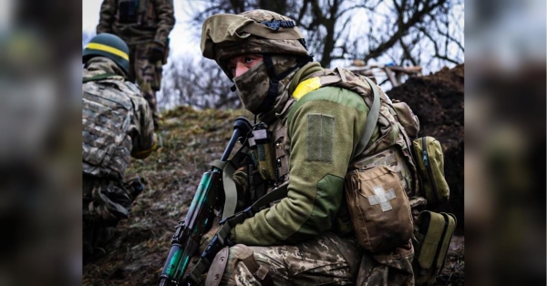 Протягом останніх місяців багато українців були свідками того, як представники військкоматів або навіть просто люди в камуфляжному одязі вимагають у чоловіків призовного віку пред'явити документи, а в разі відмови намагаються «запакувати» їх до бусиків і відвезти в ТЦК. Випадків свавілля поменшає? Представників ТЦК зобов’язали при врученні повістки пред’являти спеціальний документ - INFBusiness