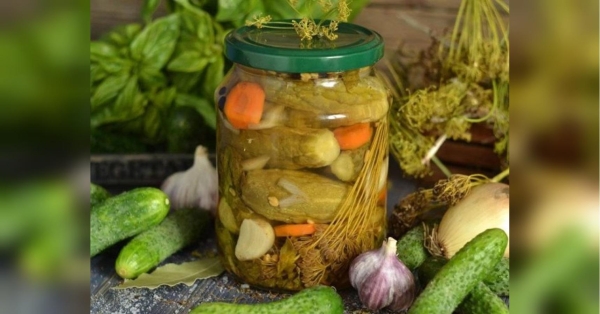 Хрумкі мариновані огірочки — чи не найулюбленіша з усіх заготовок українських господинь. Причому кожна з нас має власний, часто сімейний рецепт приготування такого смаколика. Швидкі мариновані огірки по-польськи із цибулею та морквою: хрумкі, смачні, з пікантним смаком (відео) - INFBusiness