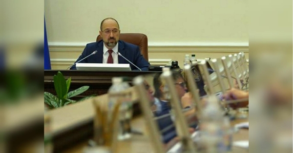 Радник премʼєр-міністра Дениса Шмигаля Сергій Стефурак лобіював повернення в Україні корупційних схем концерну ЄДАПС, що займається виготовленням документів, а також має інтереси у низці інших галузей — зокрема, будівництві та видобутку бурштину. Про це в блозі на сайті «Апостроф» пише політолог Володимир Манько. Блогер розповів, як радник Шмигаля Сергій Стефурак лобіював ЄДАПС і які ще має бізнес-інтереси - INFBusiness