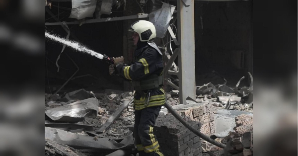 Під час масованої ракетної атаки росіян, коли в столиці була пошкоджена будівля дитячої лікарні, в Кривому Розі було зафіксовано кілька влучань, у тому числі по адміністративній будівлі промислового підприємства. Як мінімум 10 загиблих і десятки поранених: Кривий Ріг оговтується після ракетної атаки росіян (відео) - INFBusiness