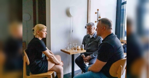 Народний депутат Петро Порошенко приїхав на зустріч з пораненими військовими та вдовами захисників у жакеті від лакшері бренду ціною у 2250 євро. Про це на своїй сторінці написав блогер Сергій Іванов, зазначивши, що політику треба бути скромнішим. «Це недоречно!»: Порошенко на зустрічі із захисниками шокував своїм вбранням - INFBusiness