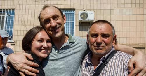 Ексрозвідник Роман Червінський вийшов із СІЗО в Кропивницькому через добу після того, як народний депутат Петро Порошенко вніс за нього 9 мільйонів гривень застави. Про це повідомила пресслужба партії "Європейська солідарність". Ексрозвідника Червінського випустили із СІЗО через добу після внесення застави Порошенком - INFBusiness
