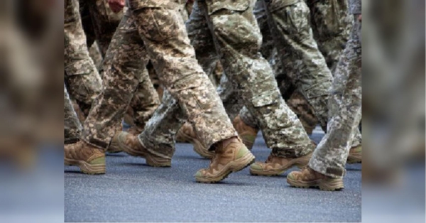 В Україні триває загальна мобілізація. До переліку захворювань, затверджених наказом Міноборони, включено перелом кістки. Але передбачається, що для відновлення придатності до військової служби необхідний термін 6−12 місяців. Перелом кісток не вважається причиною для відстрочки від мобілізації в Україні. Про це адвокат Андрій Топчій розповів на порталі b2bconsult. Перелом мобілізації не завада: юрист пояснив, у якому разі військовозобов'язаний із такою травмою не підлягає призову - INFBusiness