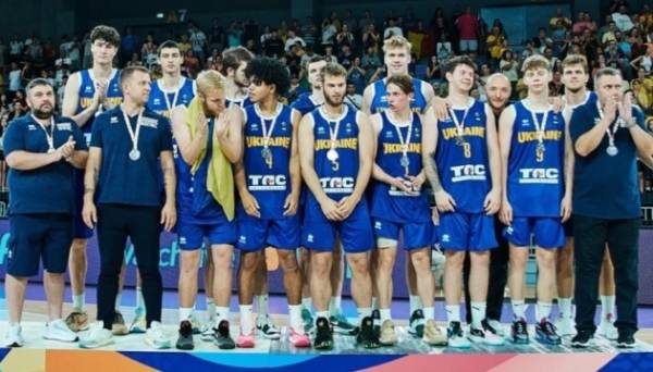Баскетболісти збірної України U20 - віцечемпіони Європи у Дивізіоні В 22.07.2024 10:49 Укрінформ Молодіжна чоловіча збірна України стала другою на чемпіонаті Європи U20 у Дивізіоні В, що завершився в Румунії. Баскетболісти збірної України U20 - віцечемпіони Європи у Дивізіоні В - INFBusiness