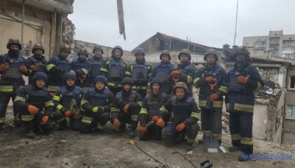 Відбулась онлайн-прем'єра фільму «Форма вогню» про героїв ДСНС Фото 12.07.2024 05:30 Укрінформ Відбулась онлайн-прем’єра документального фільму «Форма вогню» режисера Василя Київського, який розповідає про унікальну рятувальну операцію ДСНС у Херсоні у перші дні після визволення міста від російських окупантів. Відбулась онлайн-прем'єра фільму «Форма вогню» про героїв ДСНС - INFBusiness